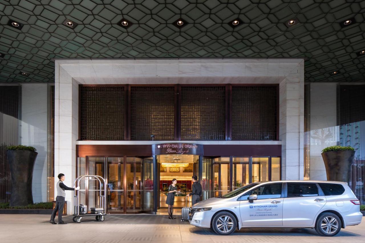 Отель Wyndham Grand Plaza Royale Colorful Yunnan Куньмин Экстерьер фото