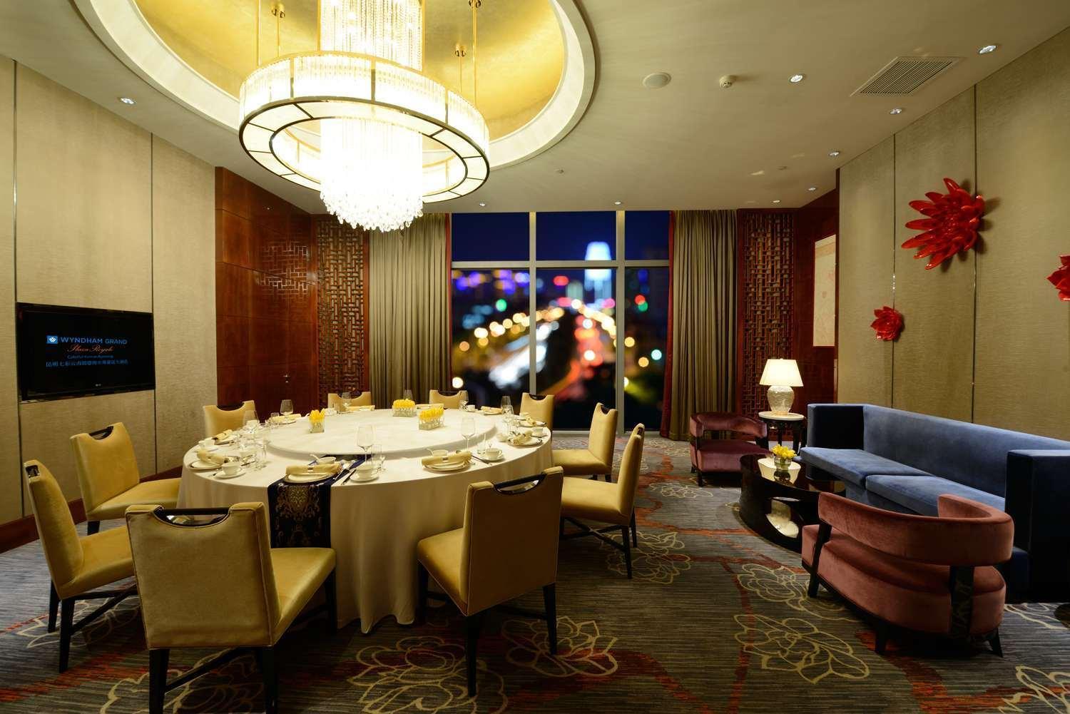 Отель Wyndham Grand Plaza Royale Colorful Yunnan Куньмин Экстерьер фото