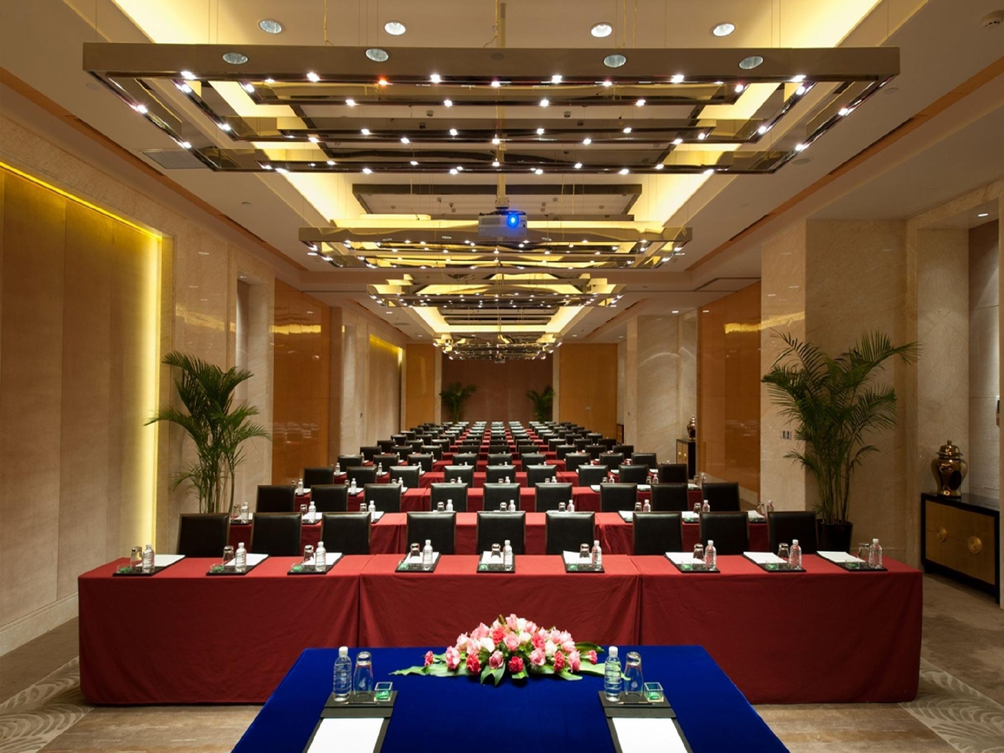 Отель Wyndham Grand Plaza Royale Colorful Yunnan Куньмин Экстерьер фото