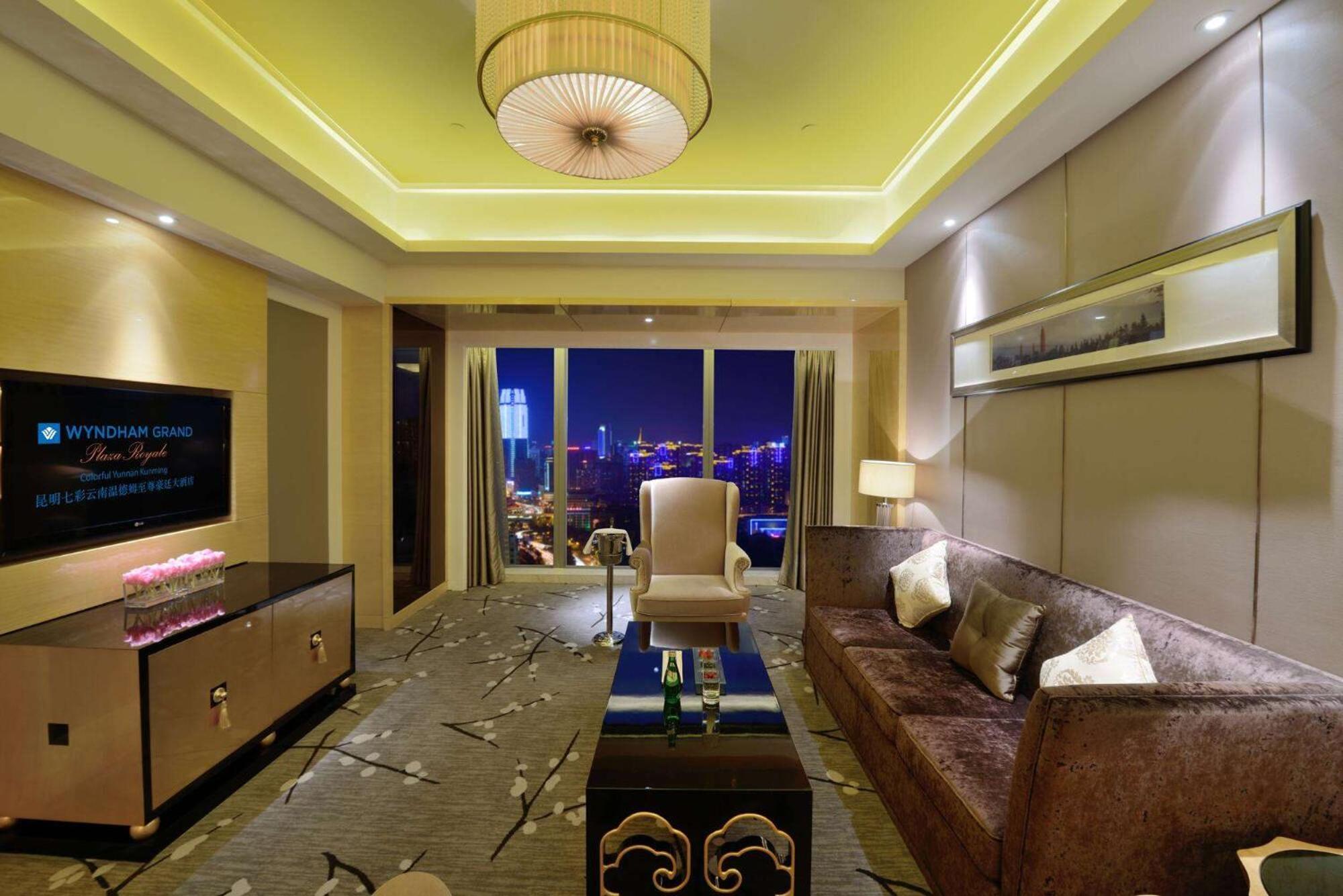 Отель Wyndham Grand Plaza Royale Colorful Yunnan Куньмин Экстерьер фото
