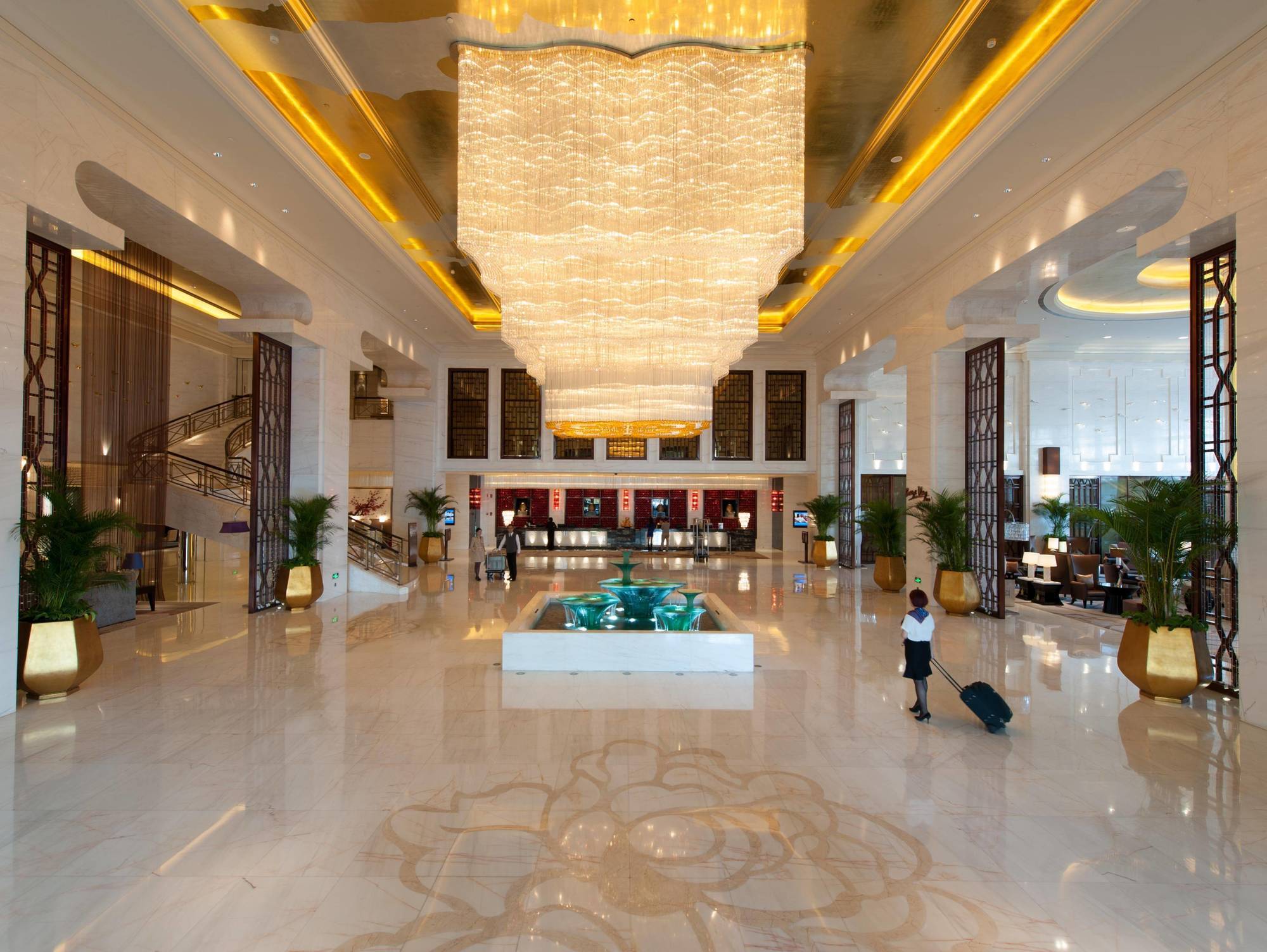 Отель Wyndham Grand Plaza Royale Colorful Yunnan Куньмин Экстерьер фото